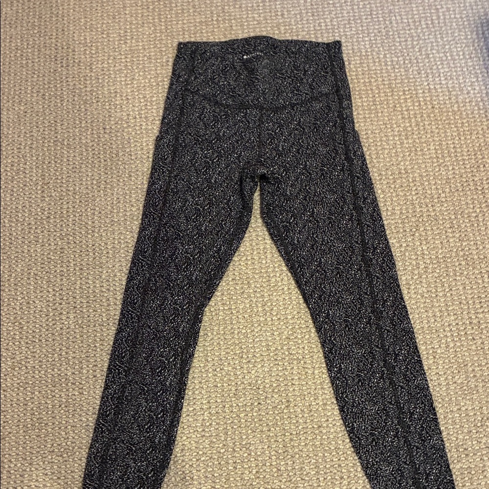 EUC - Athleta Ultimate Stash Your Treasures 3/4 Tights/Leggings.  XS
